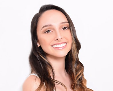 Mujer joven feliz después de una cirugía de nariz.