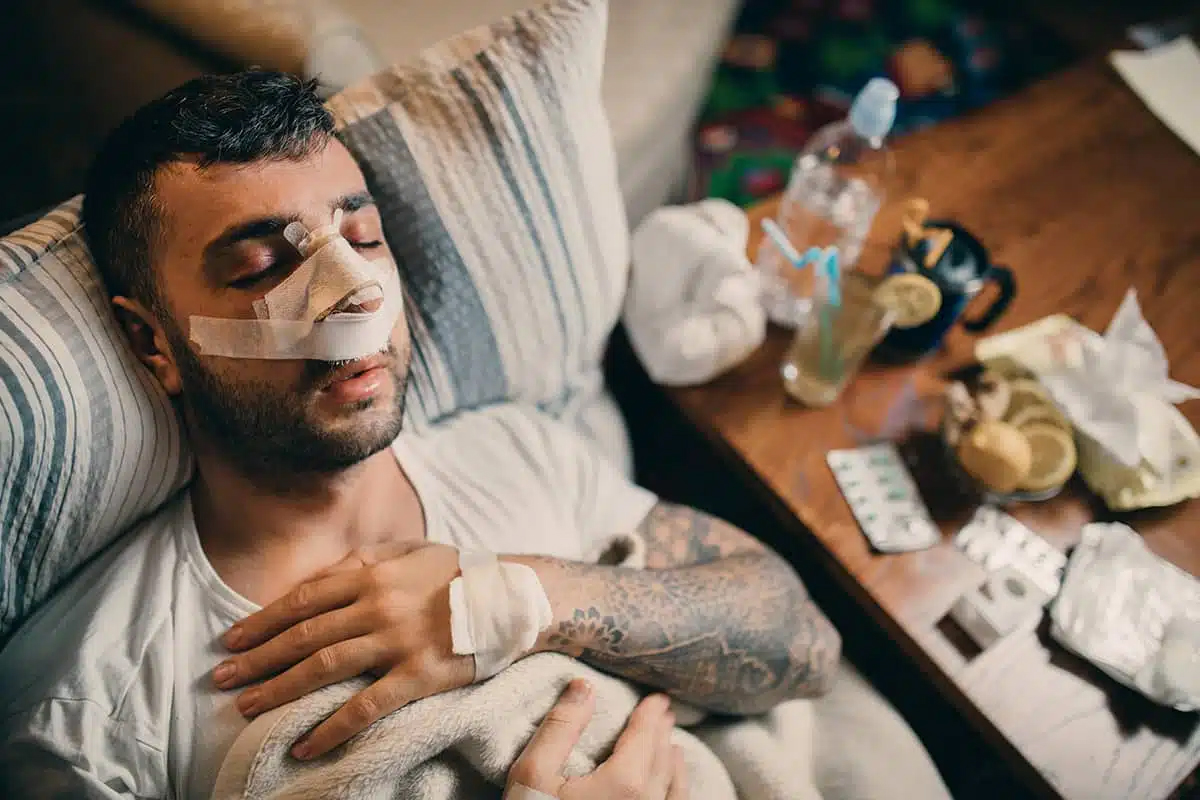 Después de una rinoplastia, se recomienda mantener la cabeza elevada al dormir para minimizar la hinchazón y el malestar