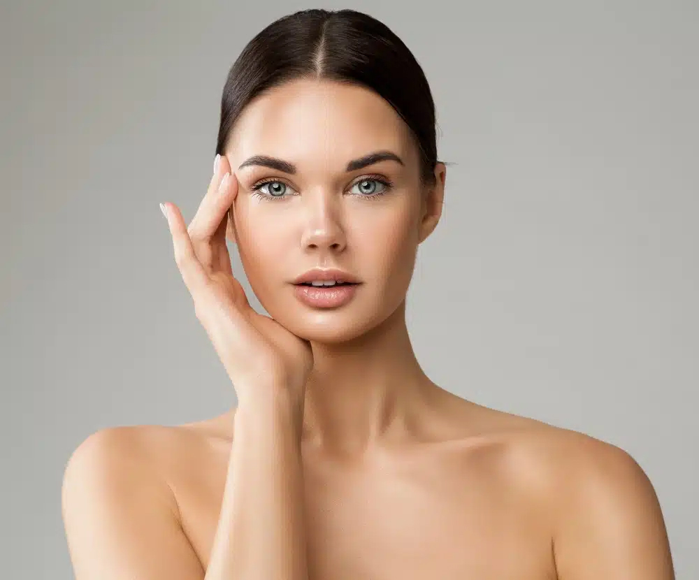 El Dr. Andres Bustillo asesora sobre el manejo de cicatrices después del lifting facial, asegurando una cicatrización óptima y mínima visibilidad de las cicatrices.