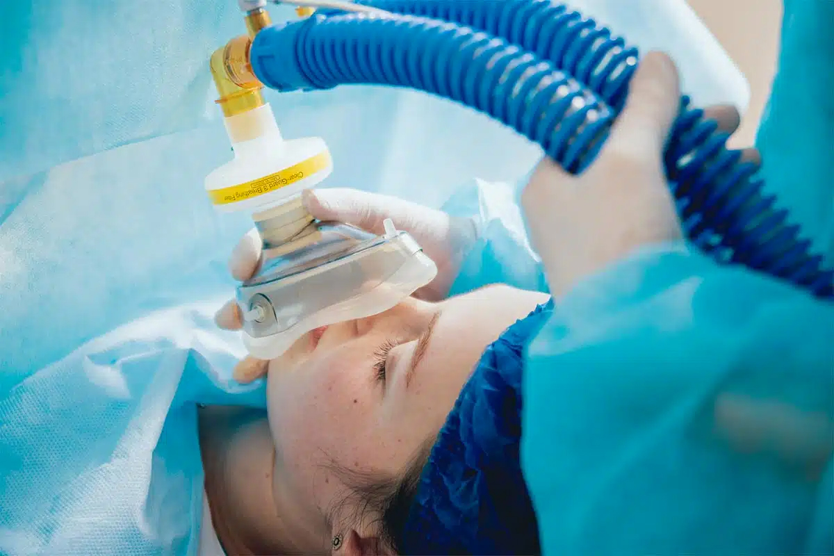 Hay tres opciones de anestesia para la rinoplastia, según los detalles de la cirugía: local, oral y general