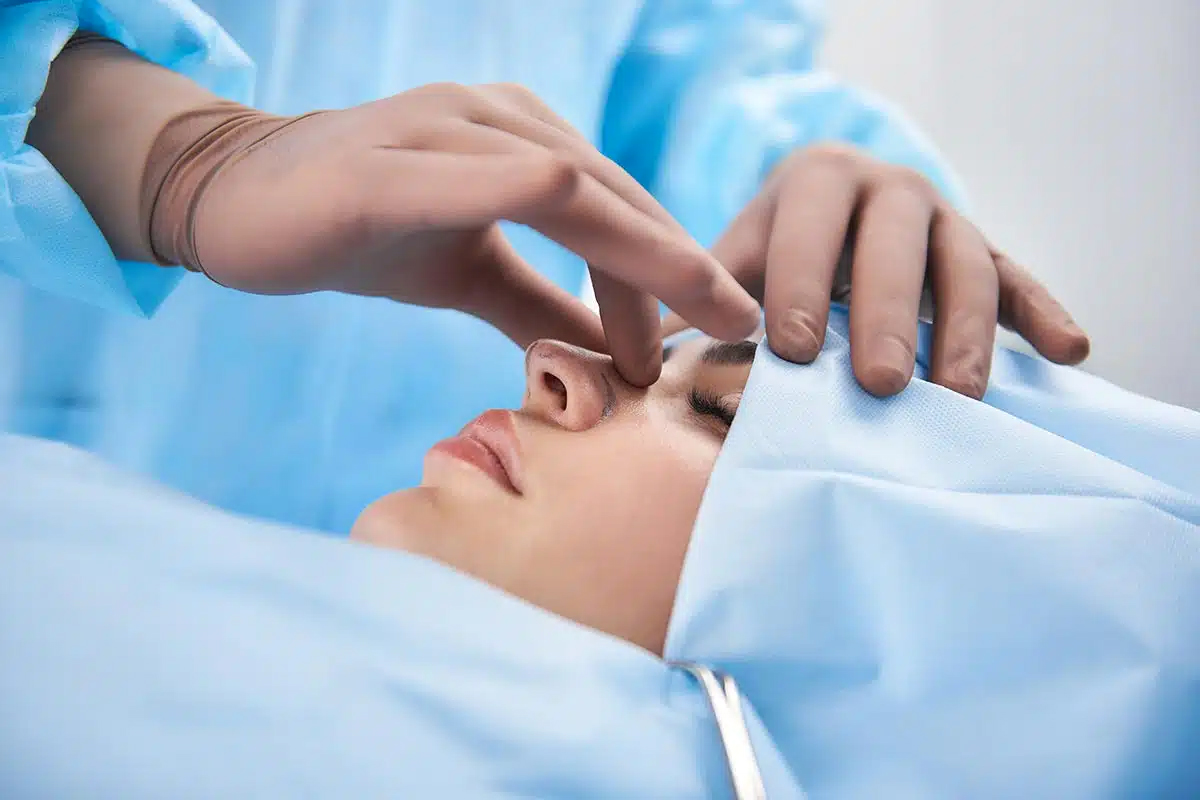 Al decidirse por un cirujano, debe encontrar uno con experiencia y formación en rinoplastia. La formación de un cirujano suele tardar cuatro años en completarse y, a veces, puede durar hasta seis años.