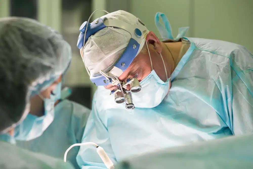 Al elegir un cirujano de rinoplastia, es importante buscar uno con amplia experiencia