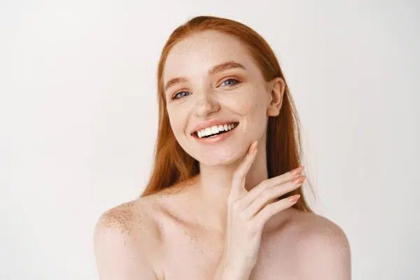 Un lifting facial tradicional trata la laxitud cutánea severa y las líneas profundas.
