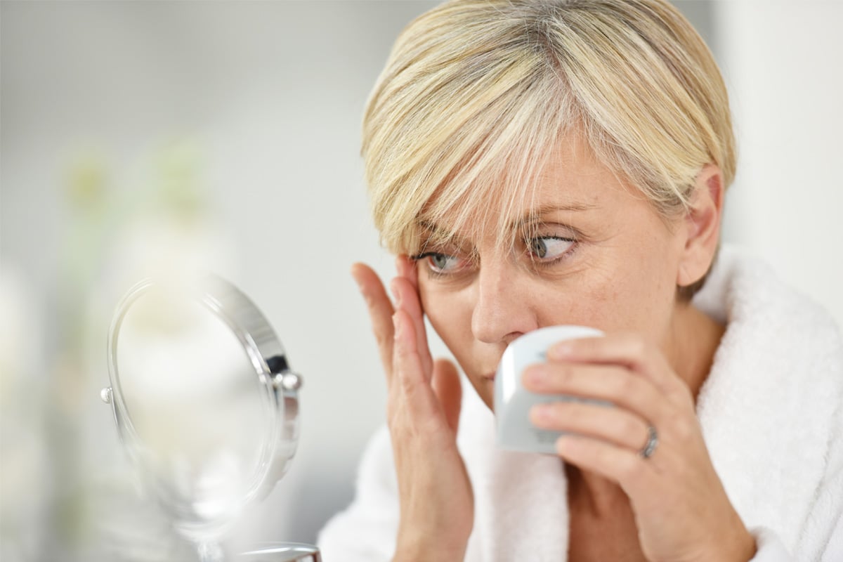 Dr. Bustillo es un cirujano plástico con experiencia que puede ayudarle a cuidar adecuadamente las suturas de la piel después de una cirugía de lifting facial.