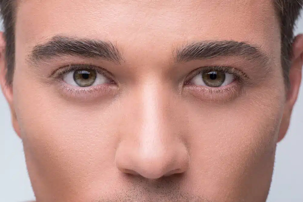 La rinoplastia masculina combina refinamiento estético con mejoras funcionales, asegurando una nariz natural y armoniosa adaptada a cada persona.