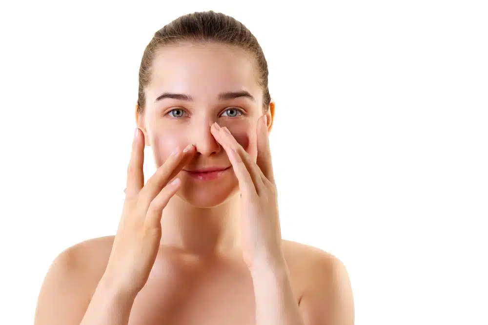 El tipo de piel, la técnica quirúrgica y los cuidados posoperatorios influyen en las cicatrices de la rinoplastia; hable sobre su riesgo individual durante la consulta.