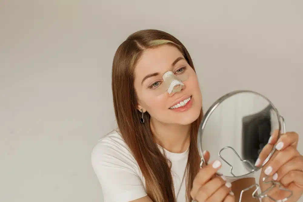 Cirujanos plásticos expertos personalizan el manejo de cicatrices con técnicas como terapia láser o cirugía de revisión para lograr resultados óptimos de rinoplastia.