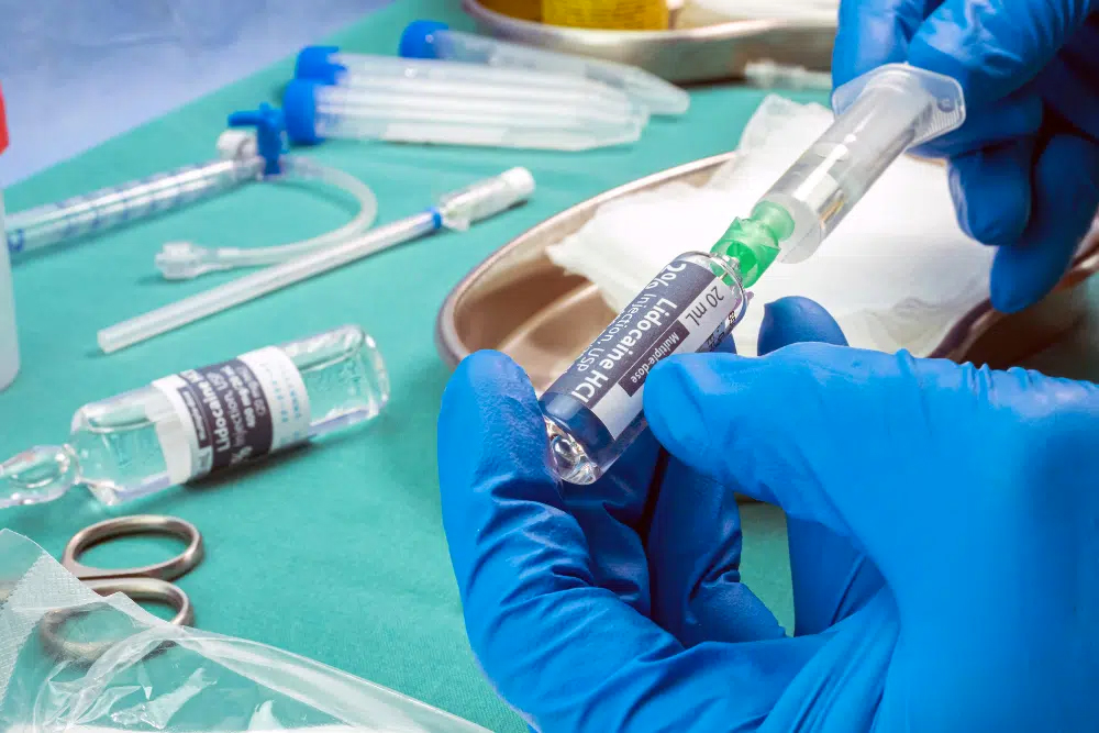 La lidocaína y la bupivacaína cumplen funciones distintas en la anestesia para rinoplastia, ofreciendo inicio rápido o control prolongado del dolor