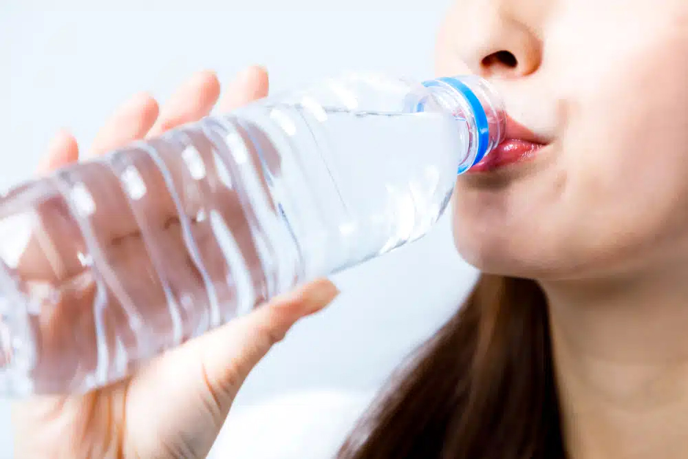 Limite la sal y beba abundante agua para reducir la hinchazón.