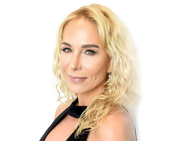 Mujer mostrando un contorno de cejas rejuvenecido.