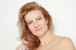 Mujer sonriente mostrando el aspecto natural del rostro tras un lifting facial.